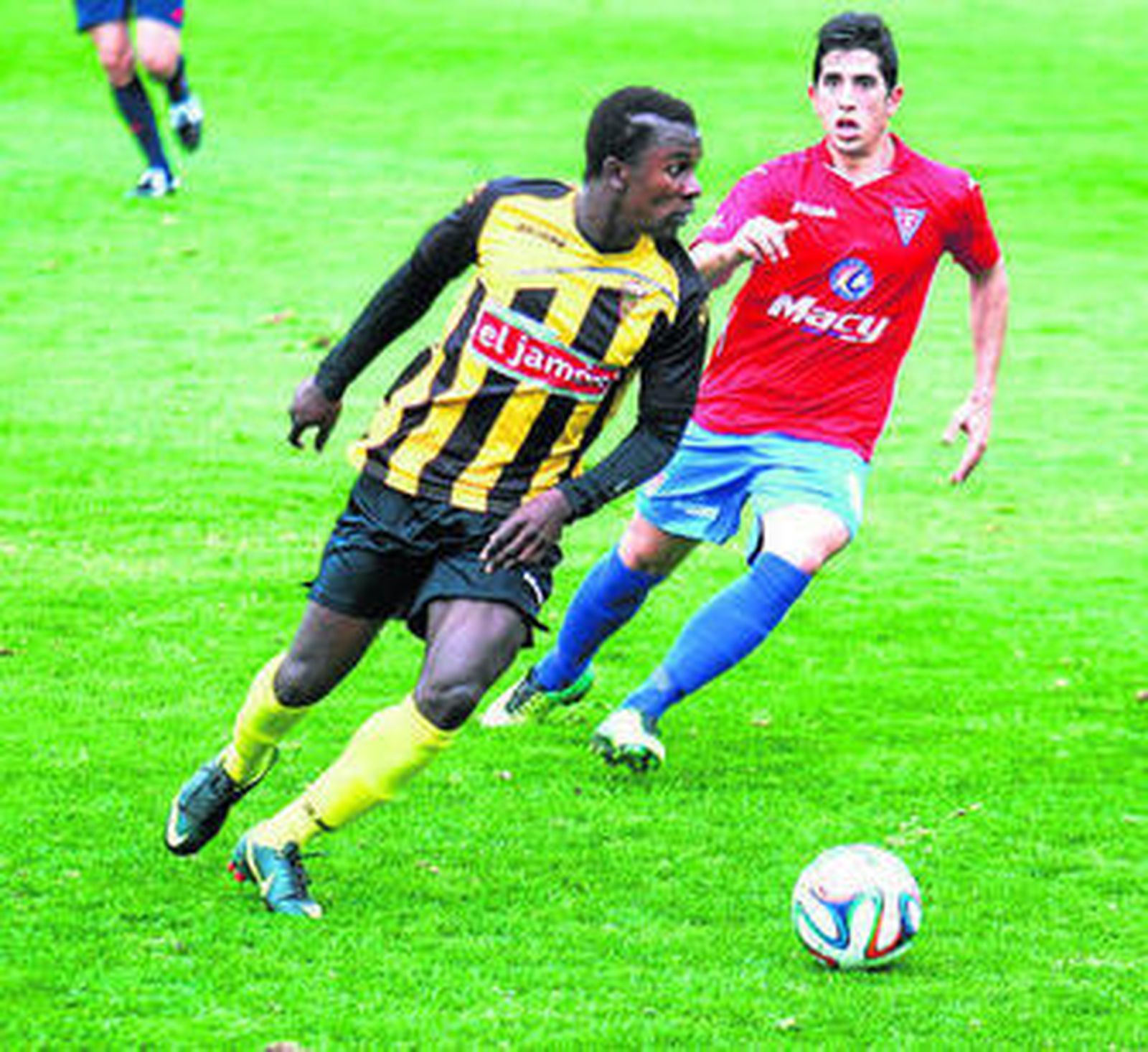 El senegalés Keita conduce el balón acosado por un rival.