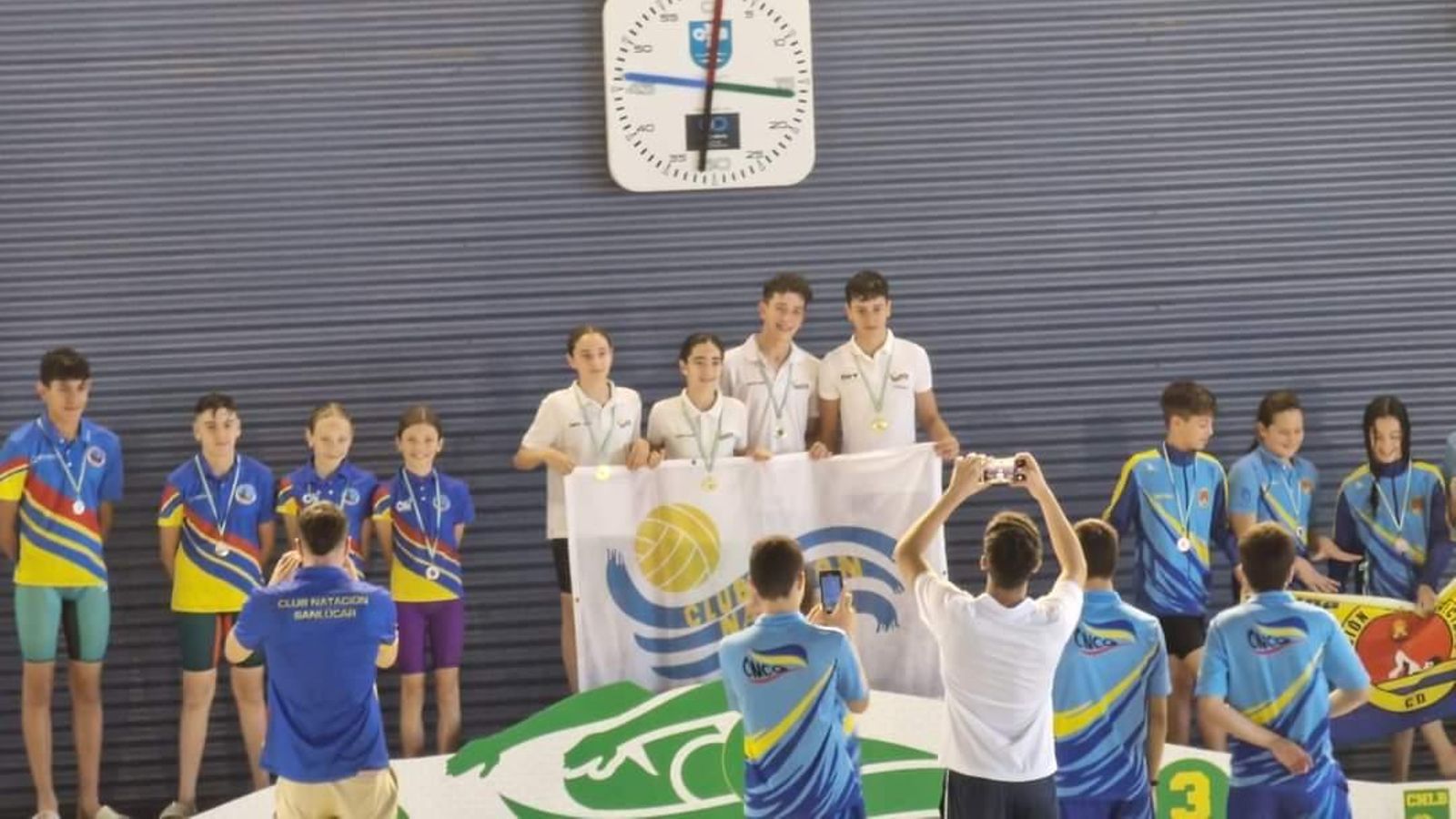 Un grupo de nadadores del CN Jerez, en lo más alto del podio.