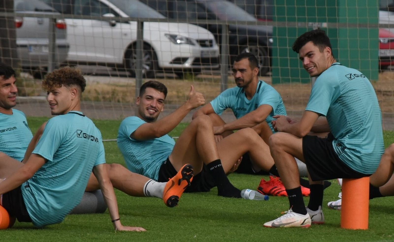 Los jugadores del Córdoba CF, sonrientes en el entrenamiento de recuperación.