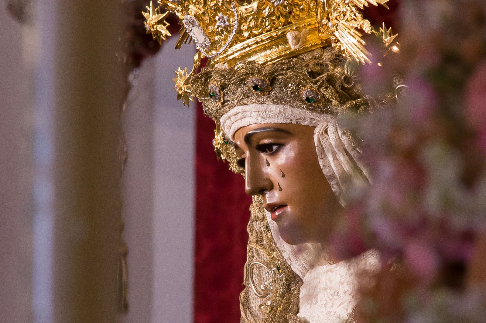 La Esperanza de Triana amanece vestida de blanco para la Pascua de Resurrección