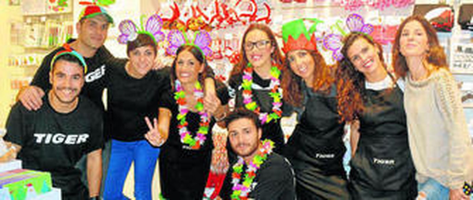 Los empleados de este nuevo negocio con Marta Ruiz Castañer (a la derecha), copropietaria de la tienda.