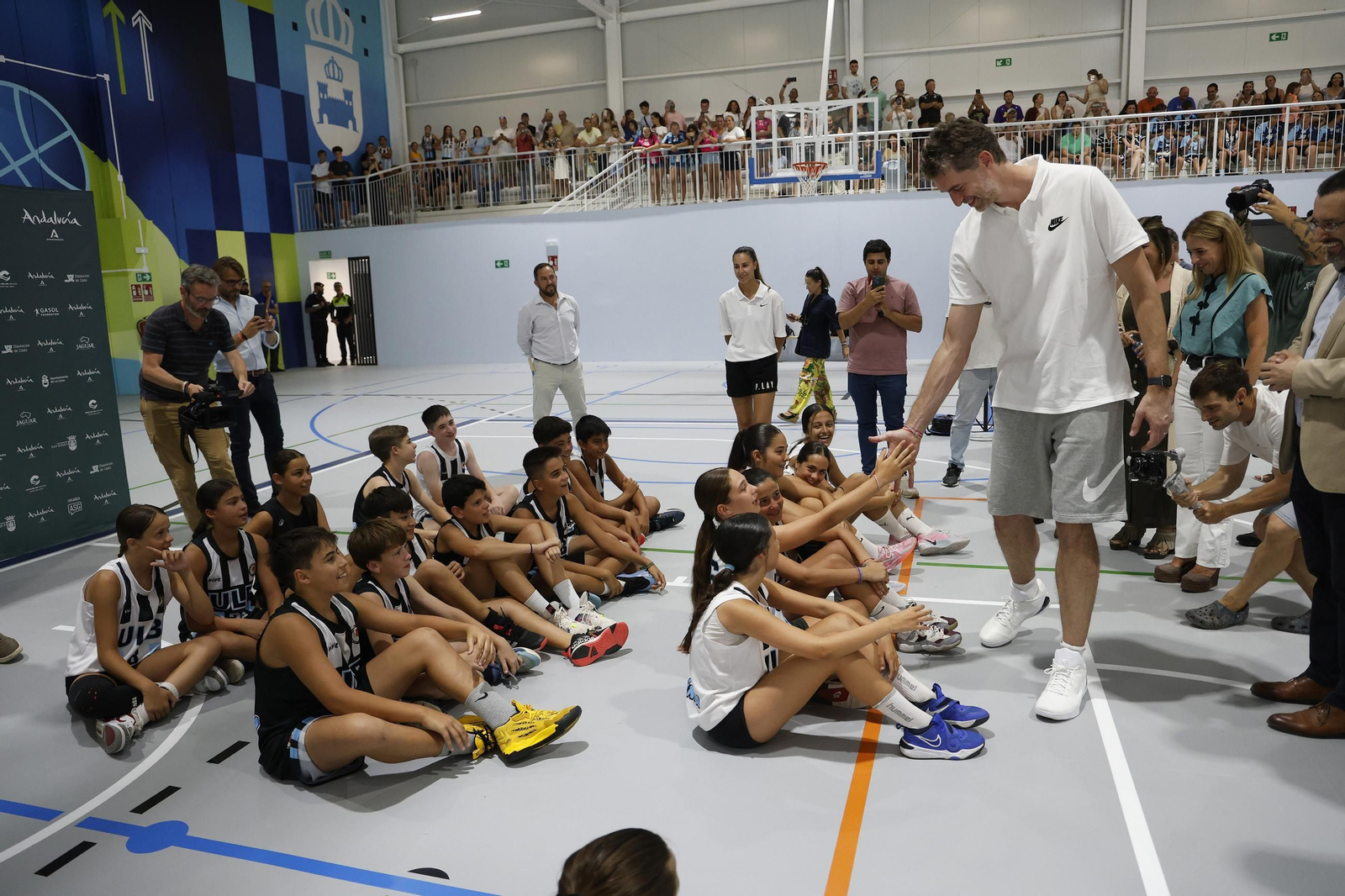 fotos de la inauguración con Pau Gasol del nuevo pabellón deportivo de Punto Ribot en La Línea