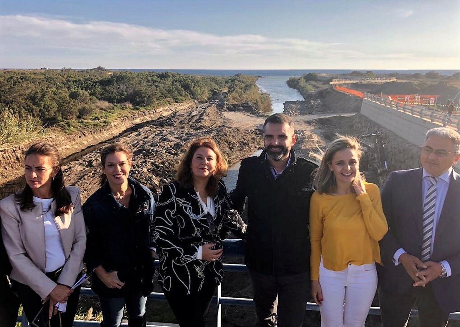 Carmen Crespo, junto al alcalde de Almería, durante su visita a las obras de encaucamiento del Río Andarax.