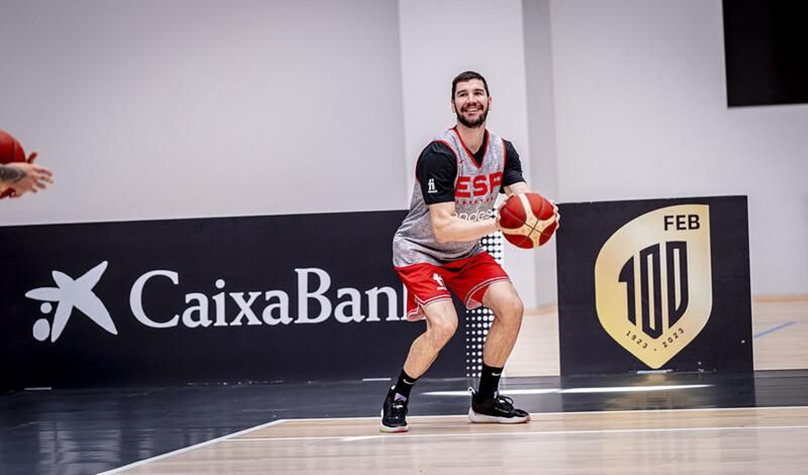 Las imágenes del primer entrenamiento de España, con Alberto Díaz