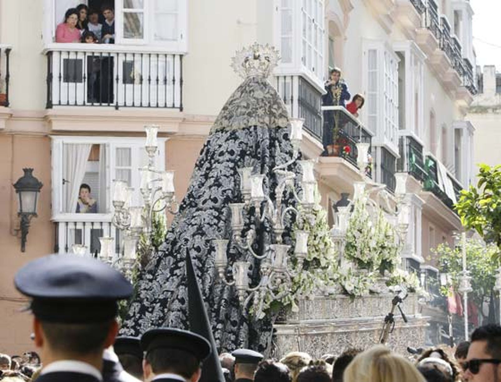 Salida del paso de Jesús Caído y la Virgen de los Desamparados. 

Foto: Julio Gonzalez