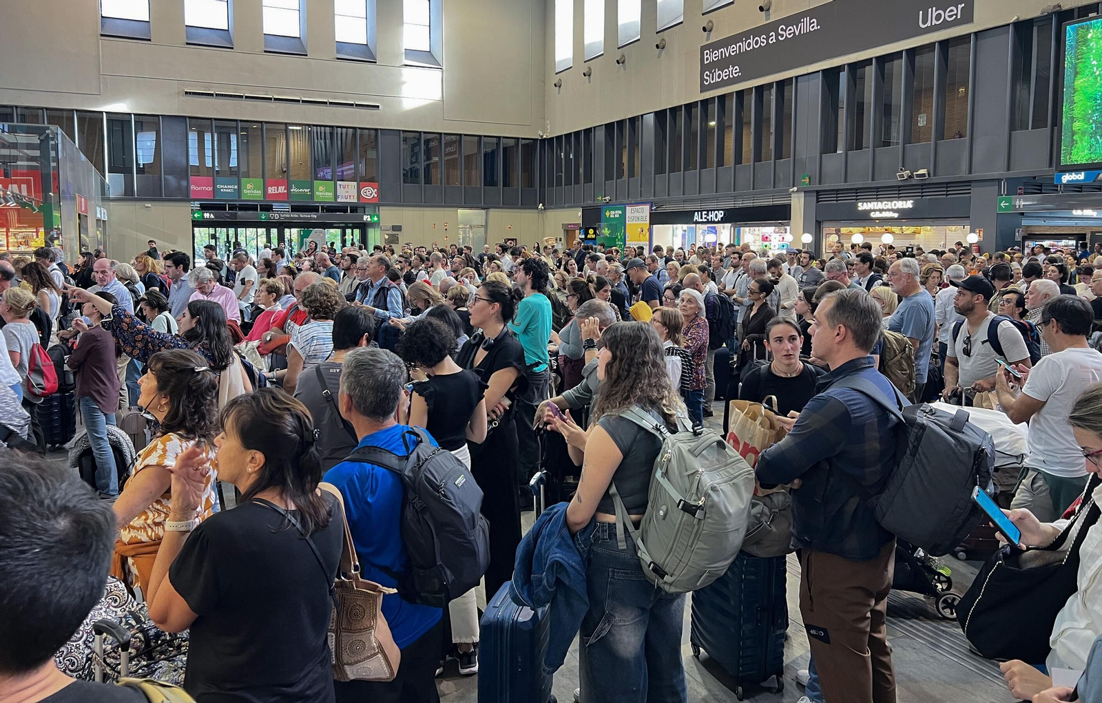 Colas por cancelación de salidas de AVE este fin de semana en Santa Justa.
