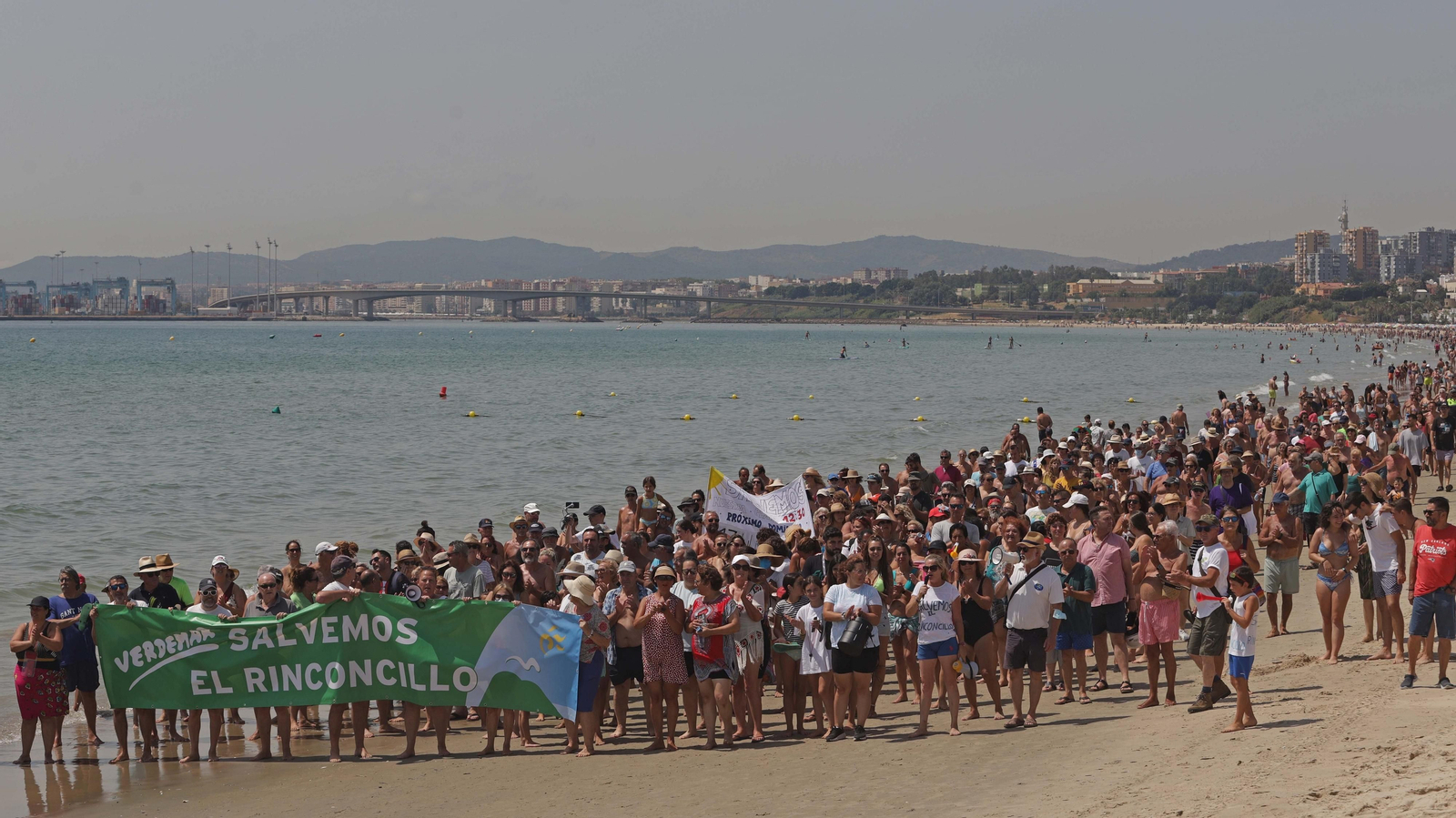 Manifestación para salvar la playa de El Rinconcillo
