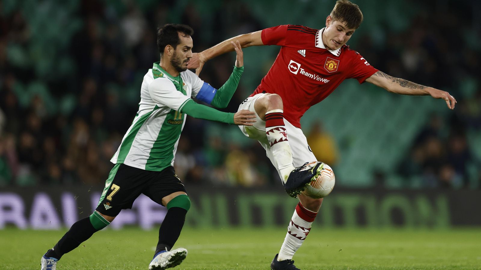 Juanmi presiona a un rival en un lance del partido.