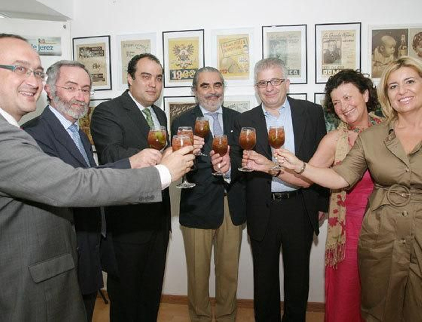 De izquierda a derecha, Juan Pedro Crisol, Francisco Lebrero, David Fernández, Evaristo Babé, Roberto Amillo, Paz Ivison y Sara Rodríguez, ayer, en el Diario.   Foto: Vanesa Lobo