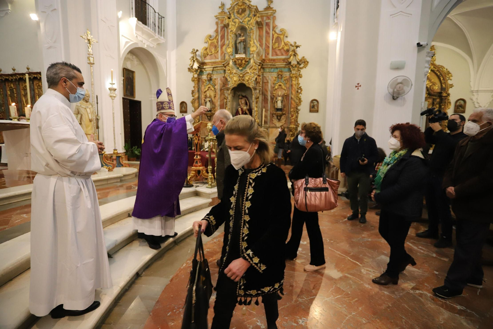 Imágenes de la imposición de cenizas en el inicio de la Cuaresma en la Catedral de Huelva