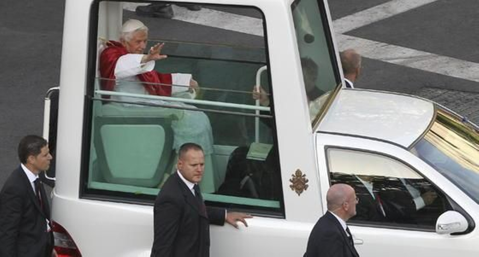 El papa en la Puerta de Alcalá.

Foto: EFE