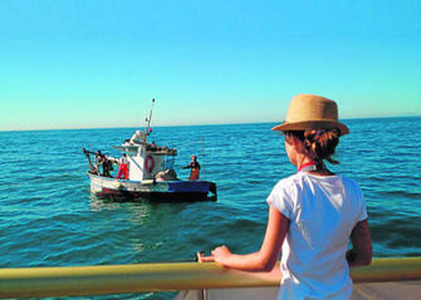 En esta excursión los visitantes asisten a la pesca del trasmallo, acercándose a los barcos de pescadores.
