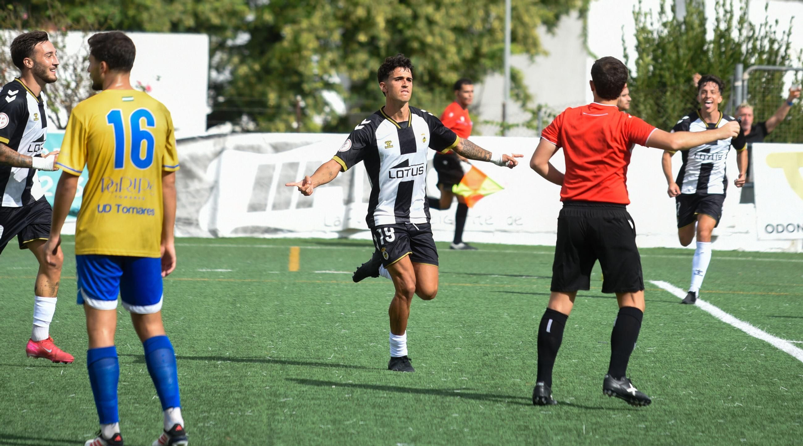 Juaniyo celebra uno de sus goles al Tomares.