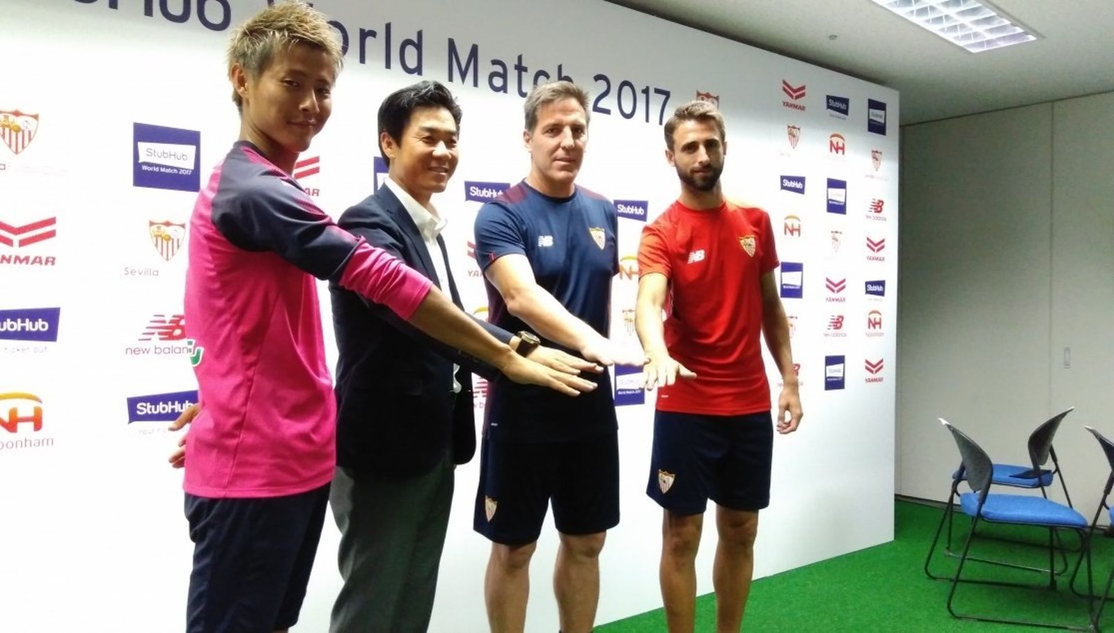 Berizzo junto a Pareja y el técnico y capitán del Cerezo Osaka