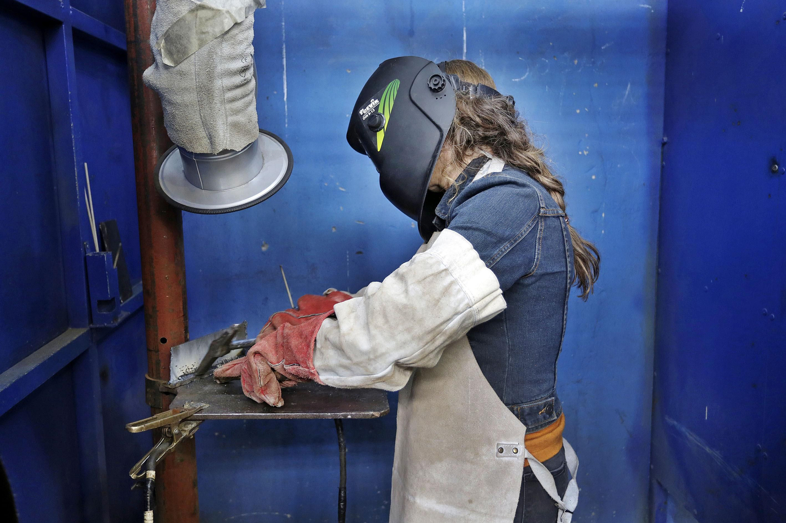 Una alumna del IES Virgen del Carmen en el taller de donde sale buena parte de la mano de obra en oficios especializados de la industria de la Bahía.