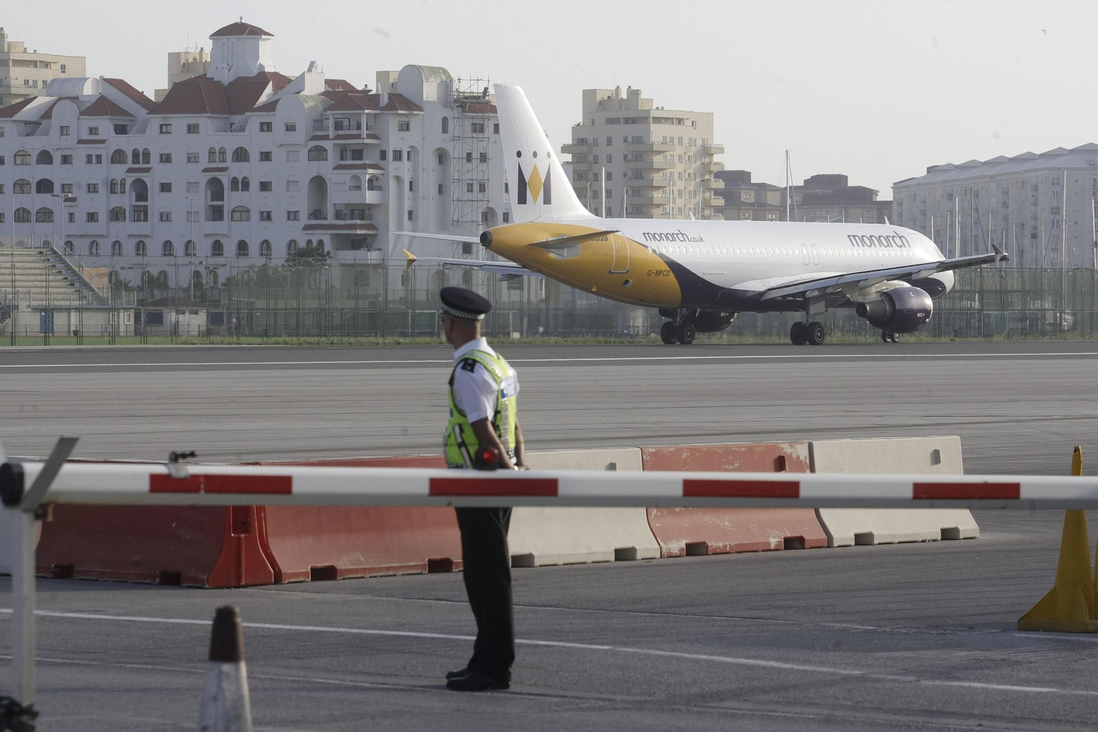 Un vuelo de Monarch Airlines después de aterrizar en Gibraltar, en foto de archivo.