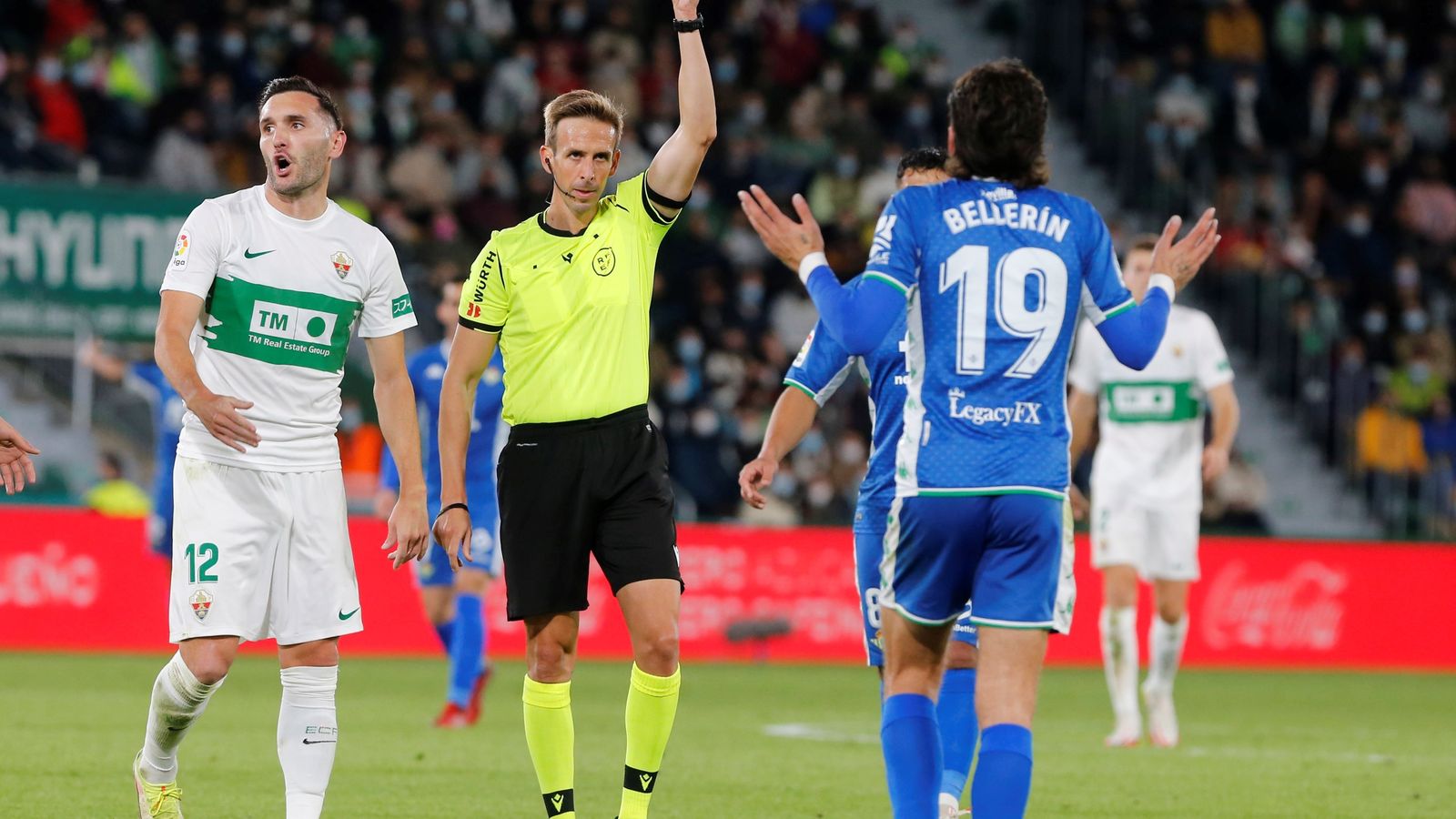 La tarjeta roja a Bellerín fue el único lunar en el notable partido de los béticos.