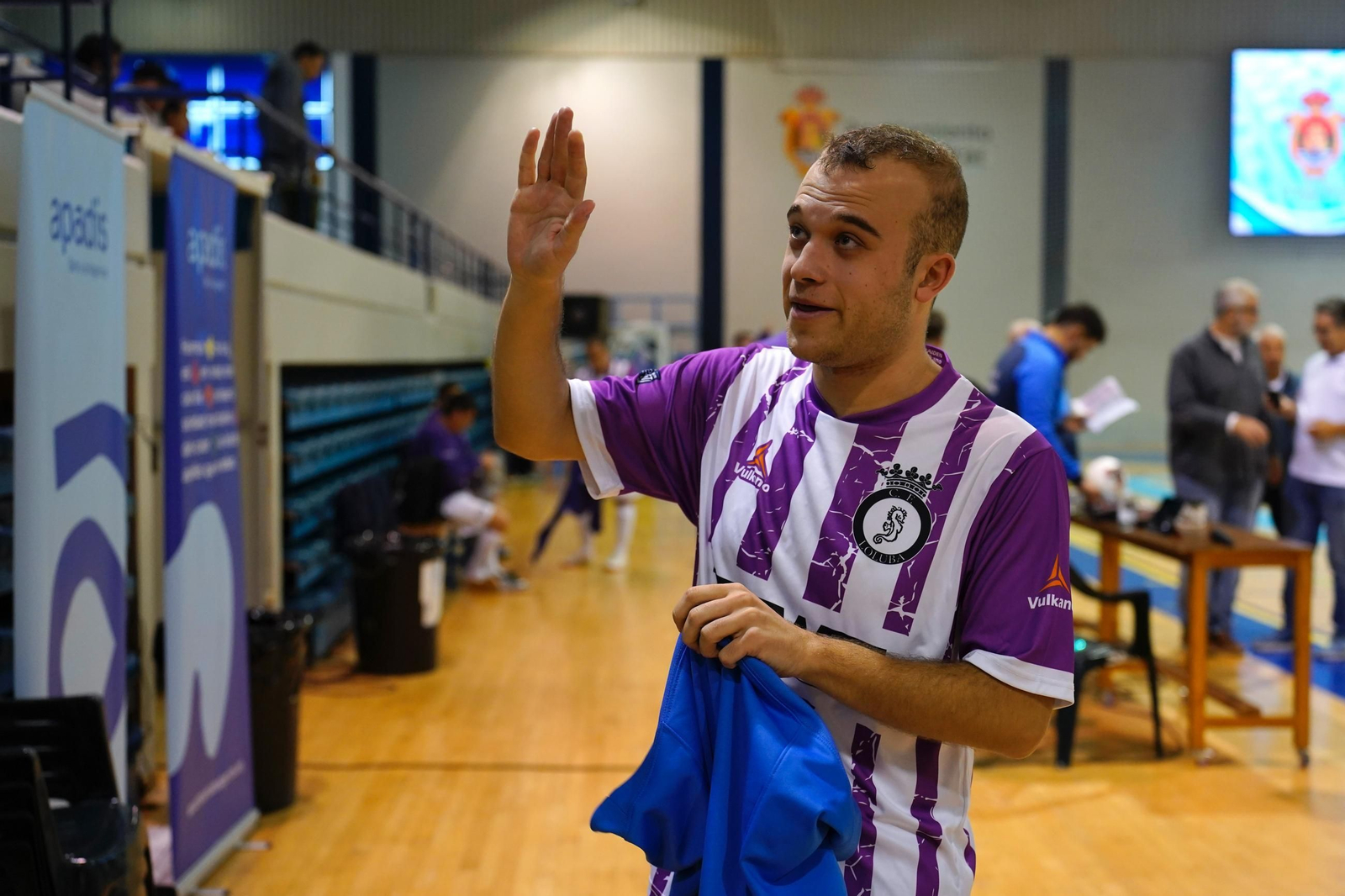 Desde las 9:00 hasta las 12:30. XXIII Torneo de Navidad de Fútbol Sala Apadis-Loluba C.F. para personas con discapacidad intelectual, en el Polideportivo ¿Ciudad de Algeciras-Dr. Juan Carlos Mateo¿. Lo suyo son fotos de grupos, pero también de partidos. Una galería: "Las fotos del XXIII Torneo de Navidad de Fútbol Sala para personas con discapacidad intelectual, en Algeciras" . .
