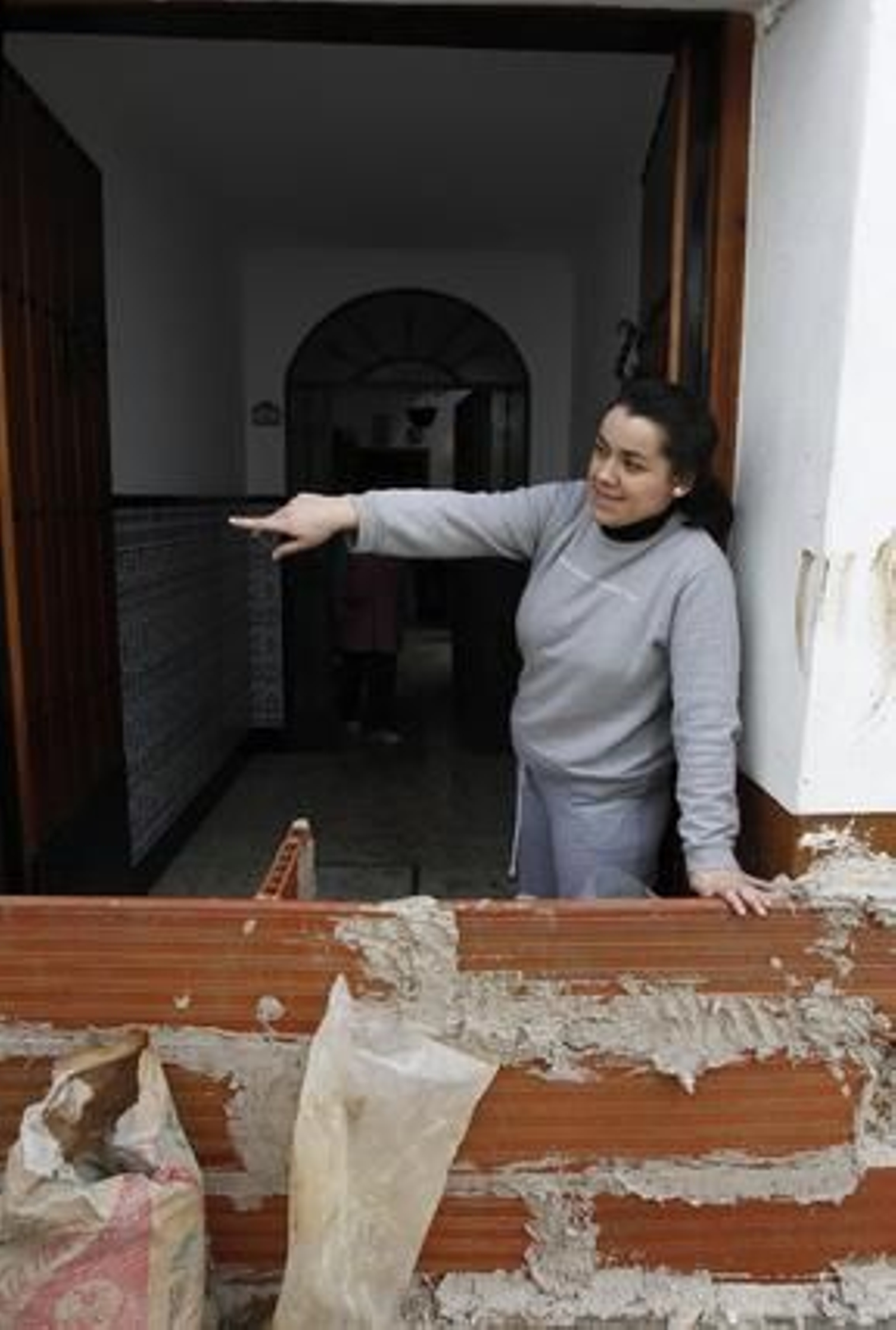 Los vecinos se preparan para la nueva alerta de lluvias que podía provocar una nueva inundación en la scalles de Écija.

Foto: Antonio Pizarro