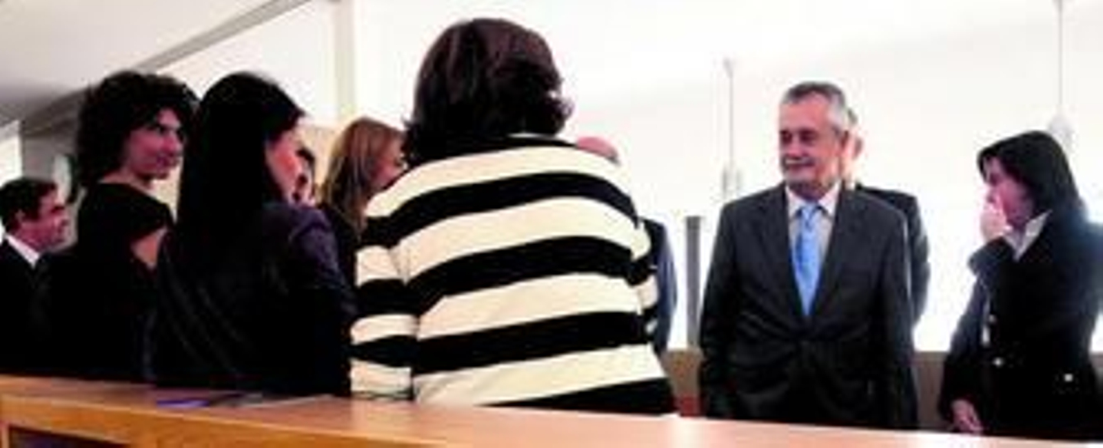 José Antonio Griñán conversa con algunas funcionarias en su visita ayer a las nuevas dependencias judiciales de Puente Genil.