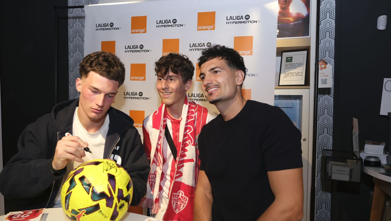 Búscate en las fotos de la firma de los jugadores de la U.D. Almería en la tienda Orange