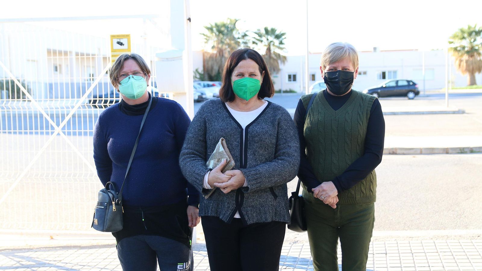 Hermanas Martín, familiares de una residente, tras firmar la autorización.