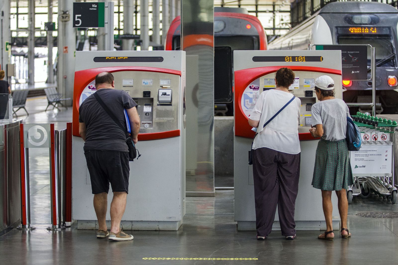Usuarios en la estación de Cádiz.
