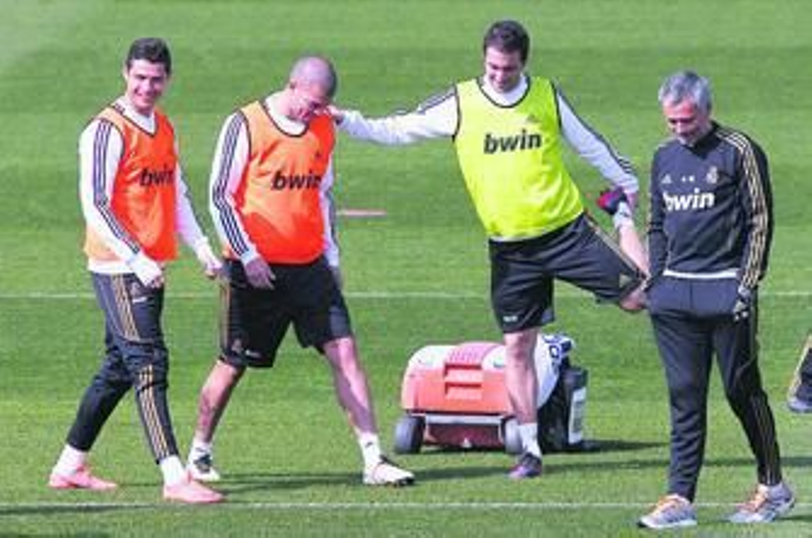 Ronaldo, Pepe y Gonzalo Higuaín estiran ante la presencia de su entrenador, José Mourinho.