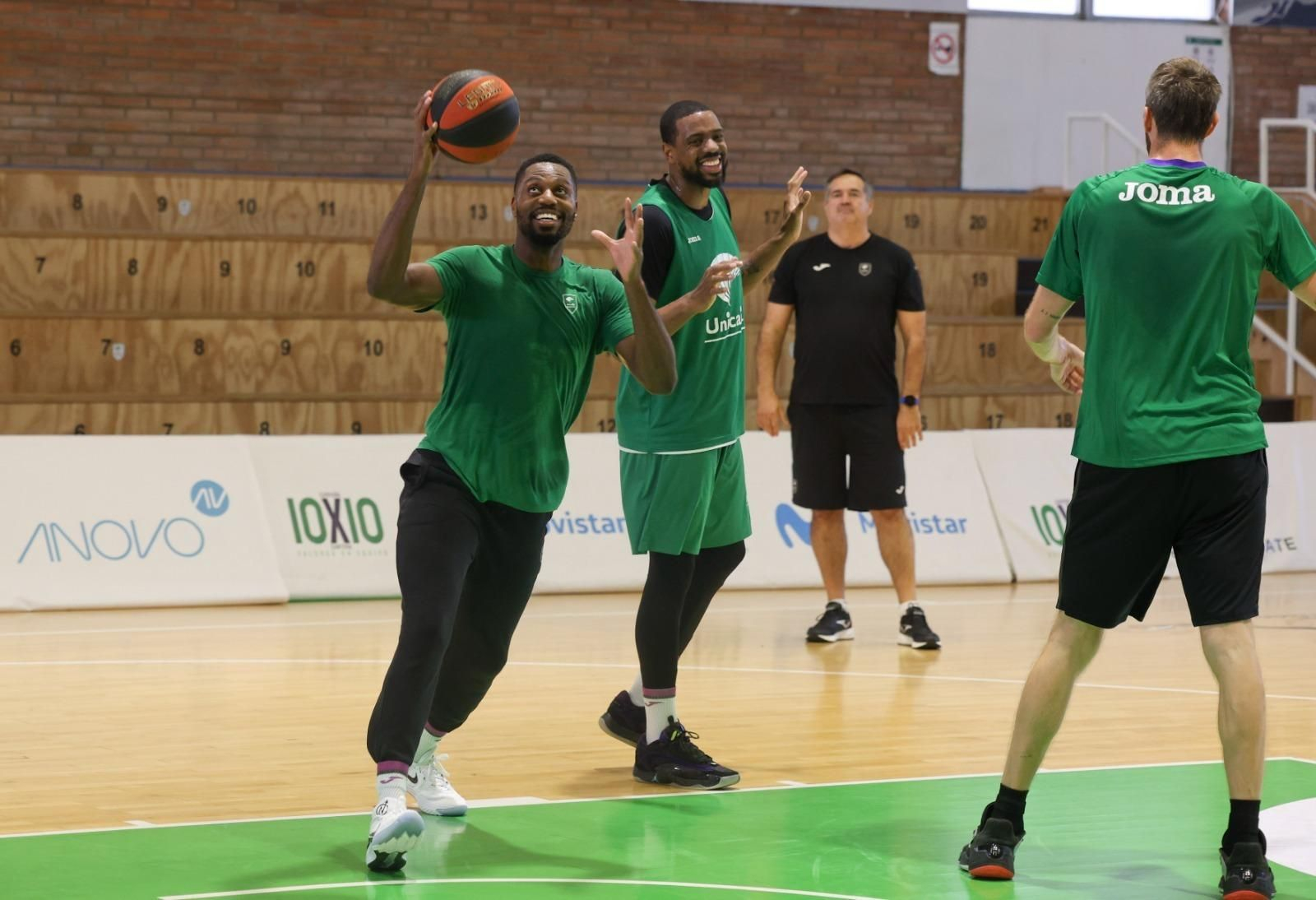 Las fotos de Fran Vázquez tutelando a los pívots del Unicaja Las fotos de Fran Vázquez tutelando a los pívots del Unicaja