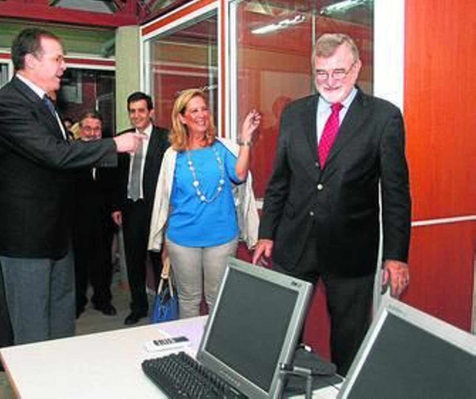 Eulalio Fernández, Luisa María Arcas y Roldán Nogueras, ayer en la nueva sala de traducción del centro.