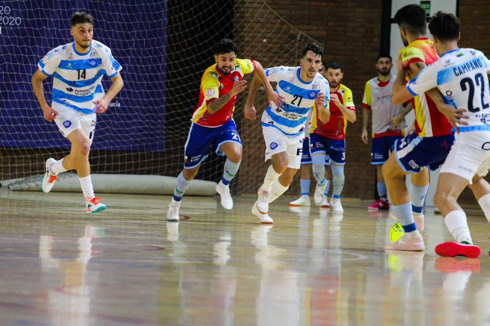 Cola protege el balón de espaldas frente a la presión de un rival y ante la aparición de Beto durante el encuentro de la primera vuelta.