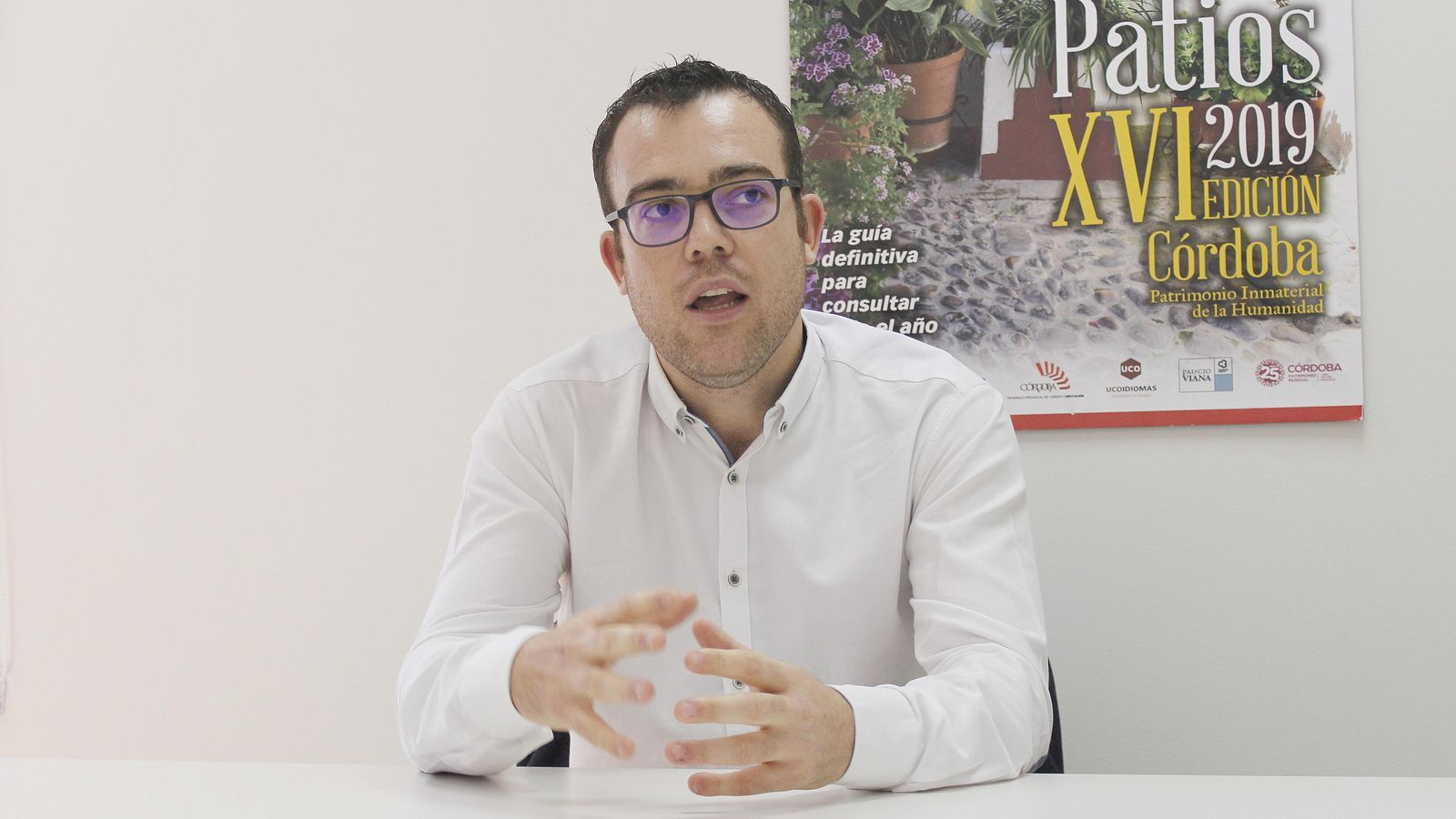 El profesor durante la entrevista