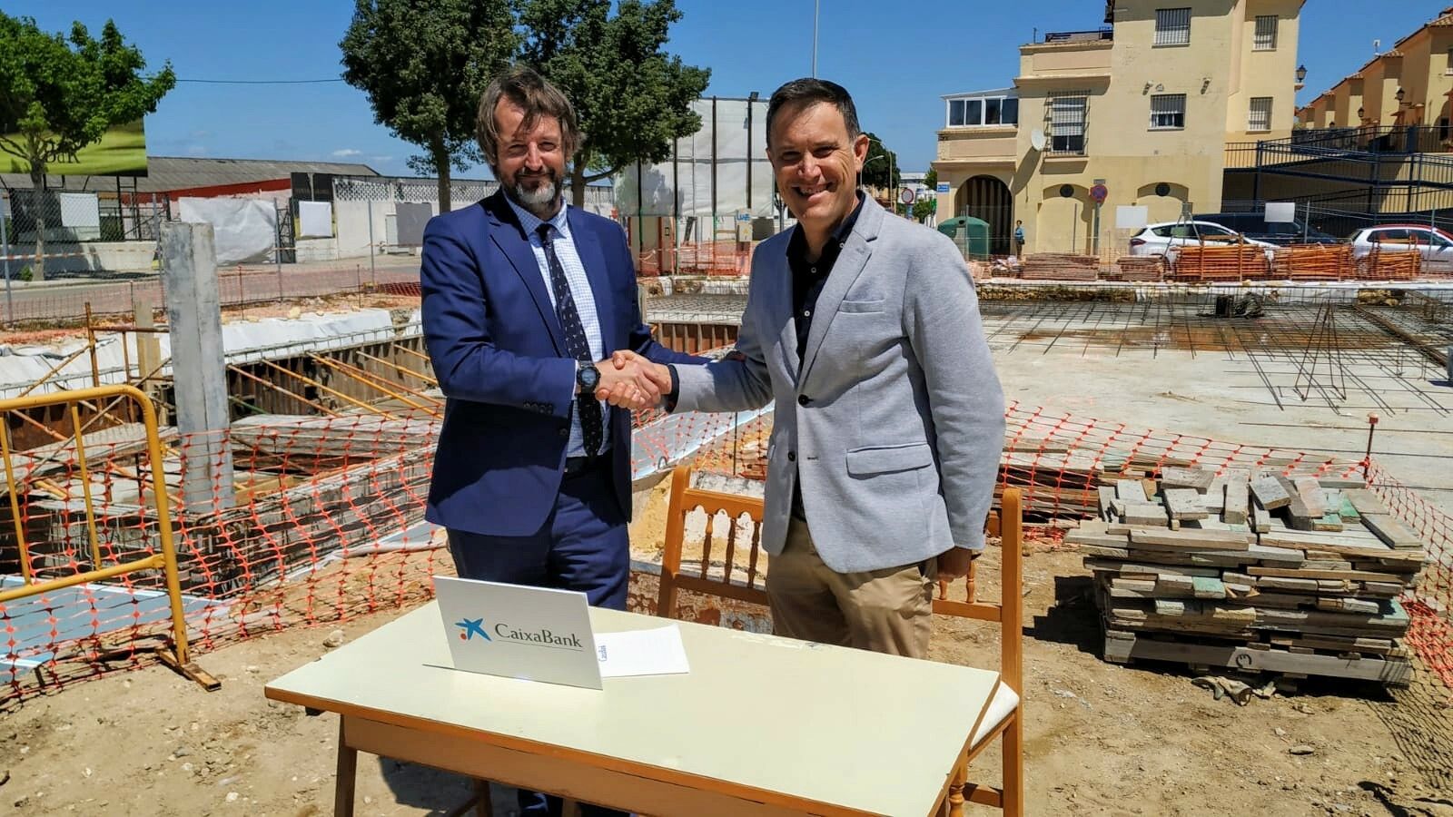 El director del Área de Negocio de CaixaBank y el presidente de Afanas, durante su visita a las obras.