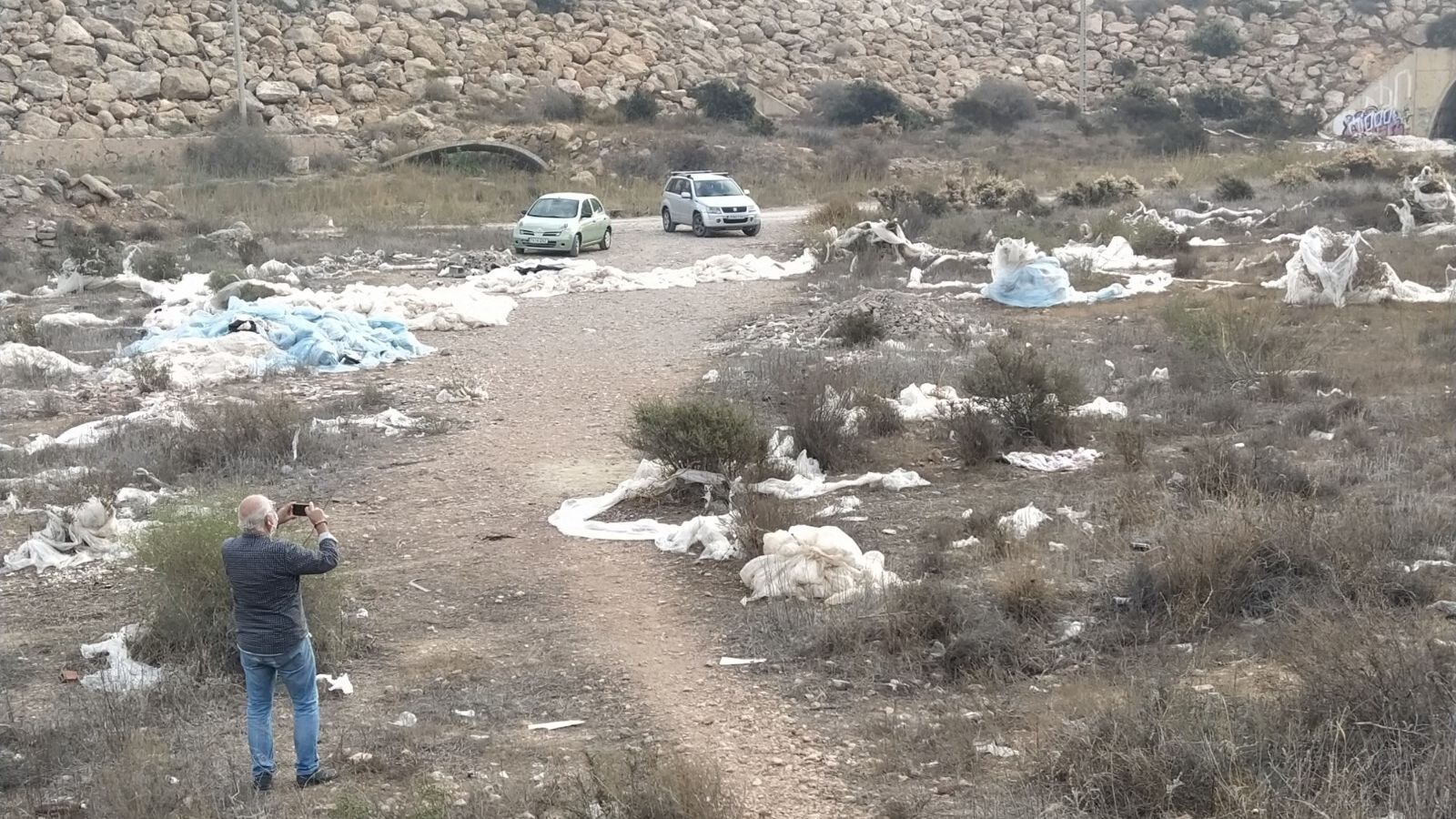 Zona alta de Rambla Belén, bajo la autovía A-7 en la capital, que se ha convertido en un vertedero de plásticos procedentes del campo.