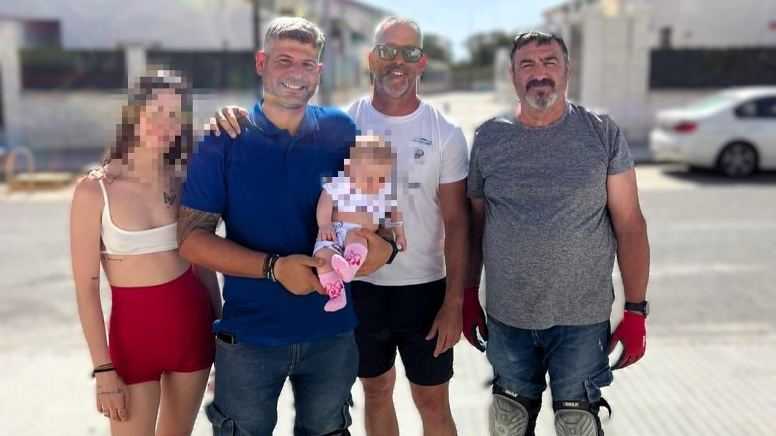 Los operarios Miguel Barceiro Martinez y Ricardo Moreno, con el bombero Sixto Galván Rodríguez, junto al bebé al que salvaron de un ahogamiento en San Fernando