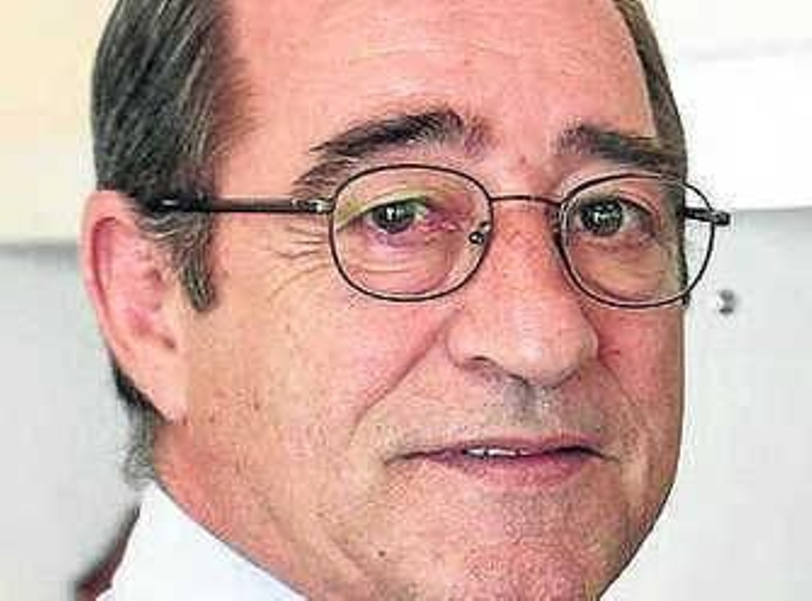 Andrés Ferreras, con una muestra de los zapatos con alzas que vende al mundo desde la calle Feria.