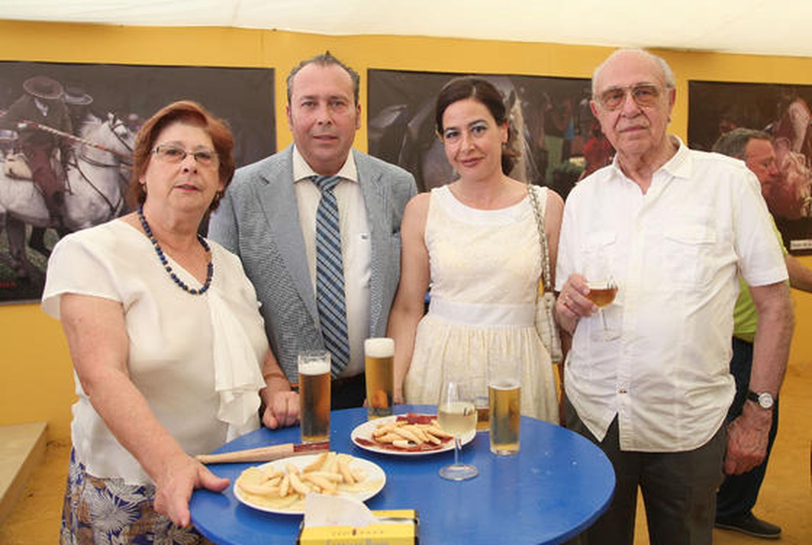 Ángel Maza, de AM Publicidad, junto a su hija Pilar Maza y su mujer Loli Rodríguez, disfrutaron en la caseta de Diario de Jerez con Benjamín Sánchez.

Foto: Vanesa Lobo
