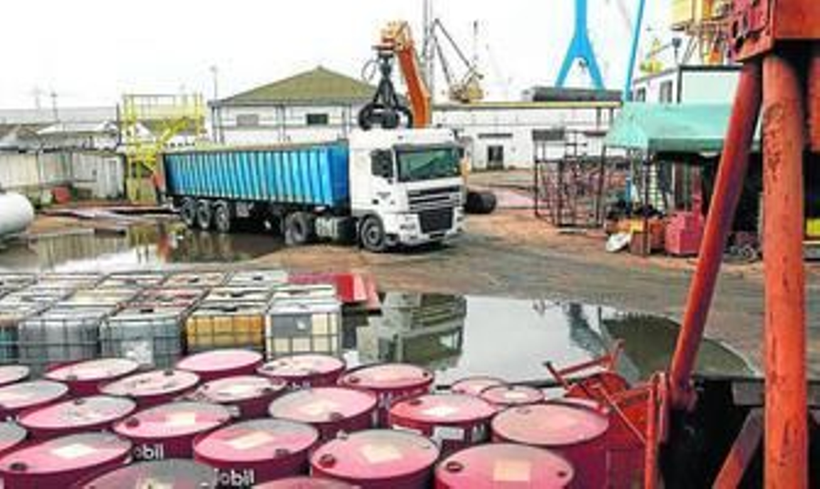 Un camión, cargando la chatarra metálica de Astilleros de Huelva.
