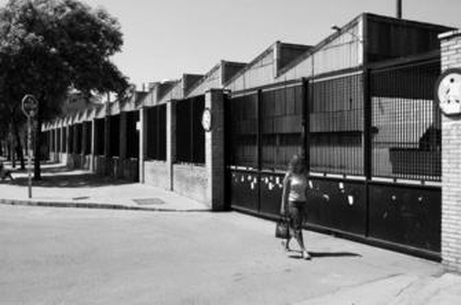 Acceso de las antiguas cocheras de Tussam en el Porvenir.