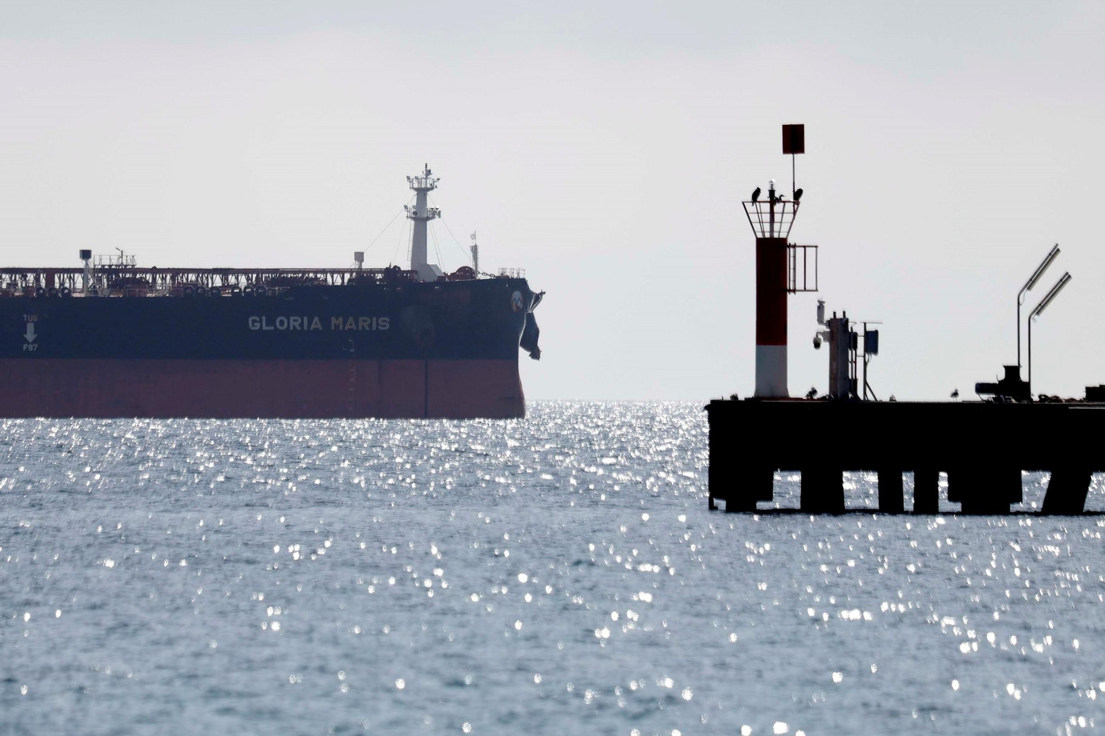 El 'Gloria Maris', con su proa destrozada.