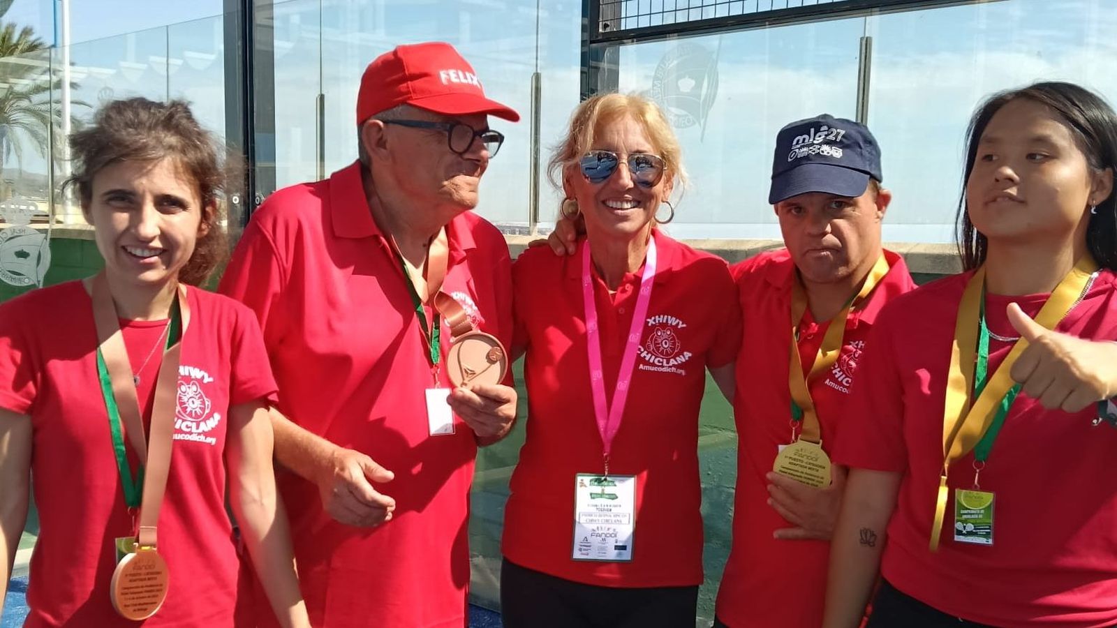 Los ganadores en la categoría mixta posan junto a su entrenadora.