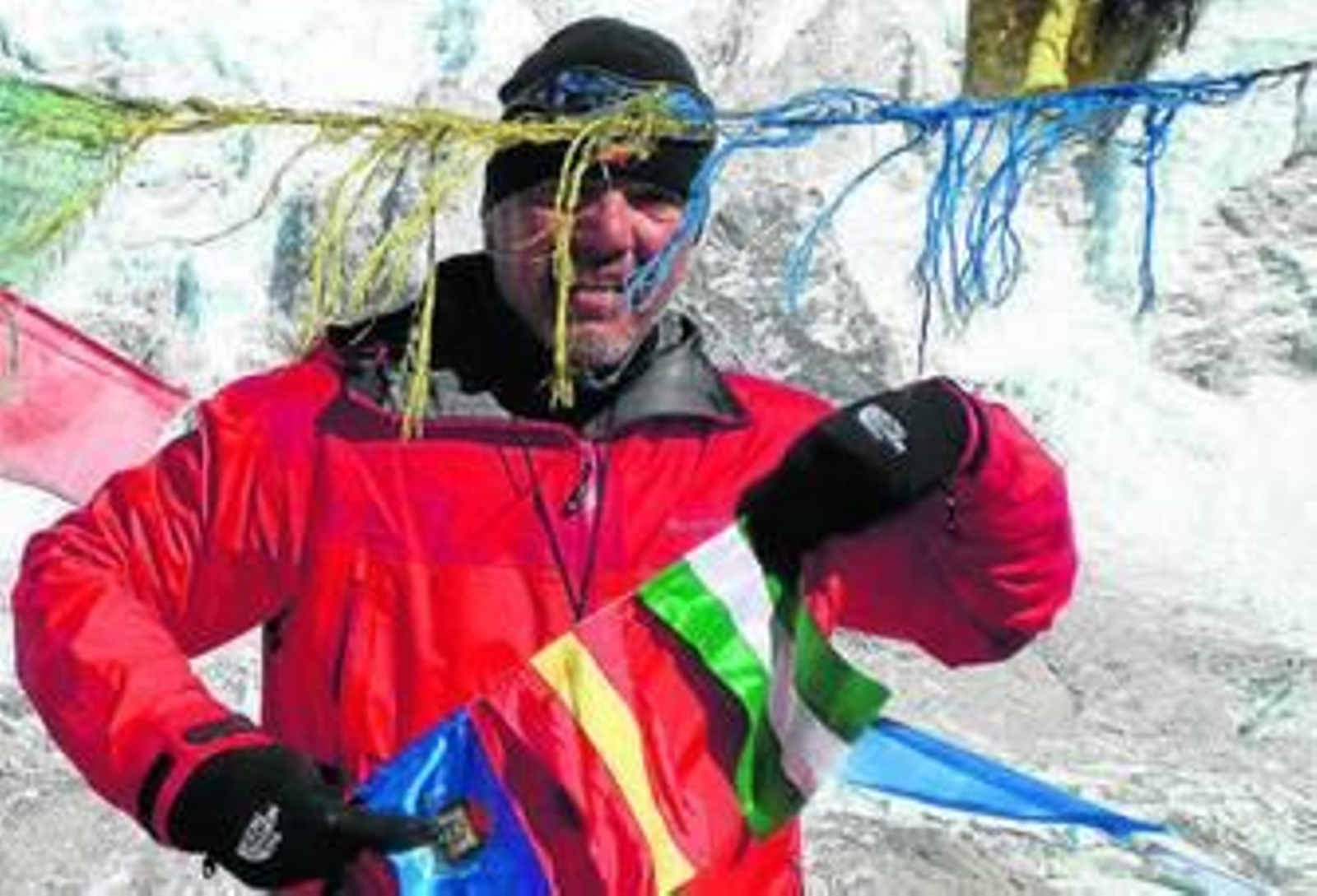 Coronó el Island Peak con las banderas de España, Andalucía y San Fernando.