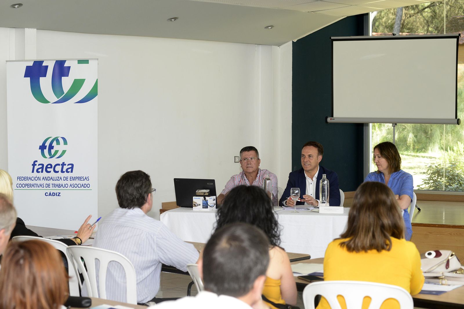 El alcalde, junto a los miembros de Faecta. durante el encuentro regional de cooperativas de trabajo.