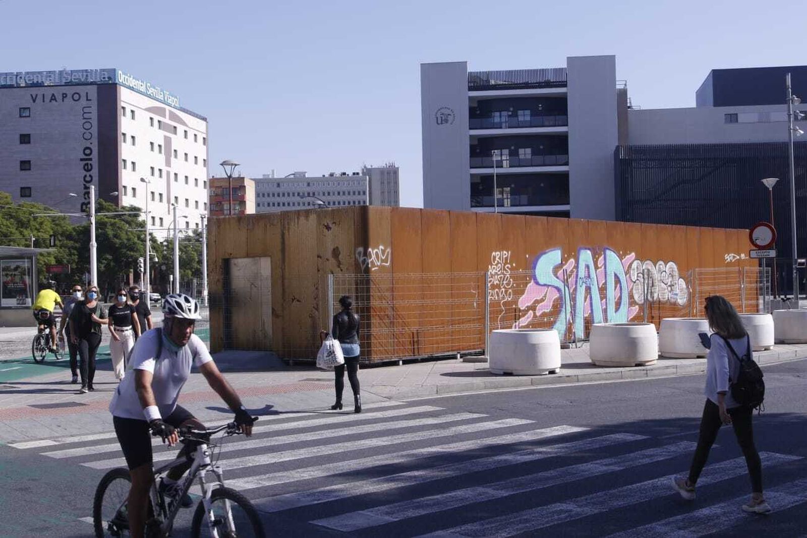 Lateral de la nueva biciestación en obras delante de la parada del Metro en San Bernardo.