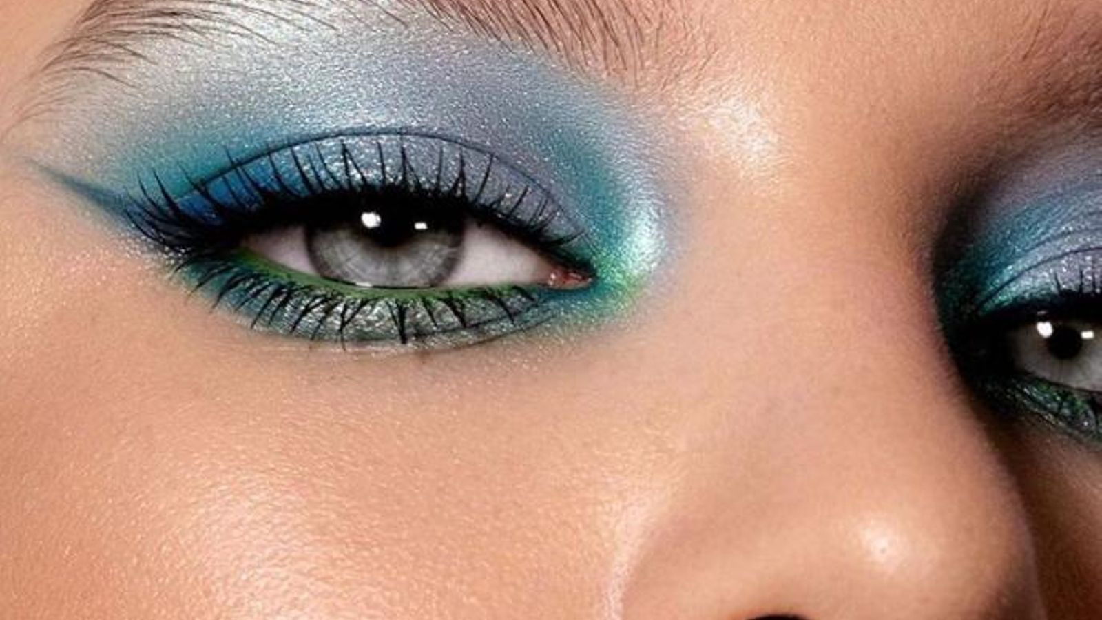 Sombras azules para una mirada efecto metalizado.