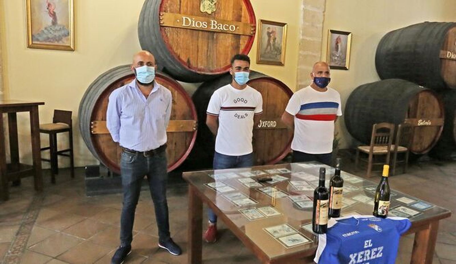 Titín Gil Zarzana y José Luis Mateos, junto a Joselito en la presentación del jugador azulino.