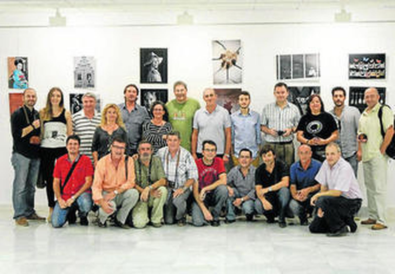 Miembros de Indalofoto durante la última exposición colectiva en la Galería Alfareros de Diputación.