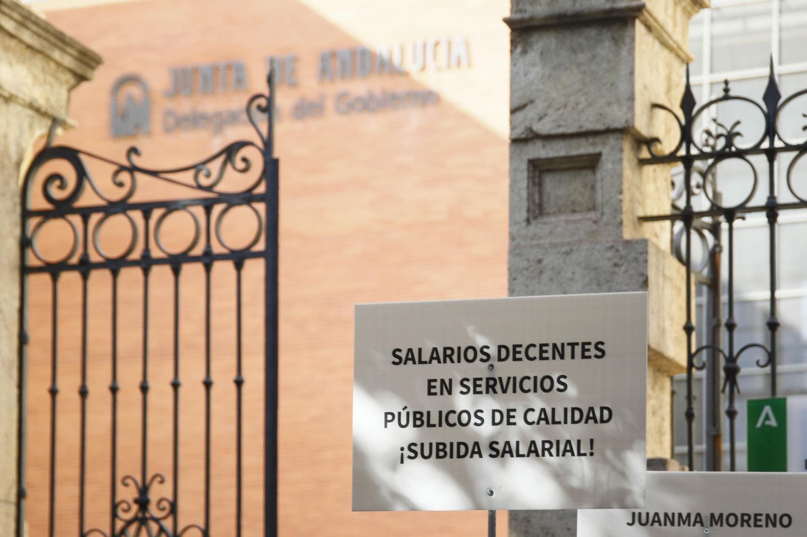 Las imágenes de la concentra para reclamar mejoras laborales para el personal funcionario de la Junta de Andalucía en Almería