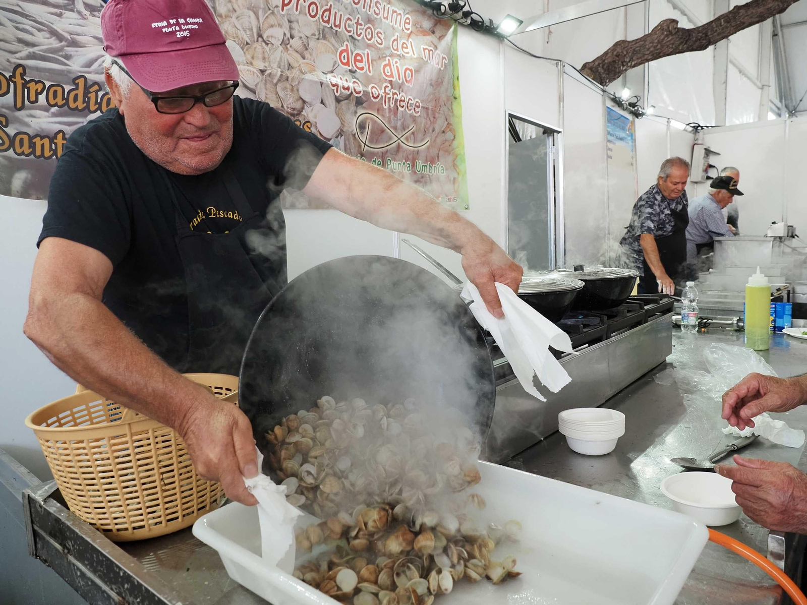 El espectacular ambiente de la Feria de la Gamba de Punta Umbría, en imágenes