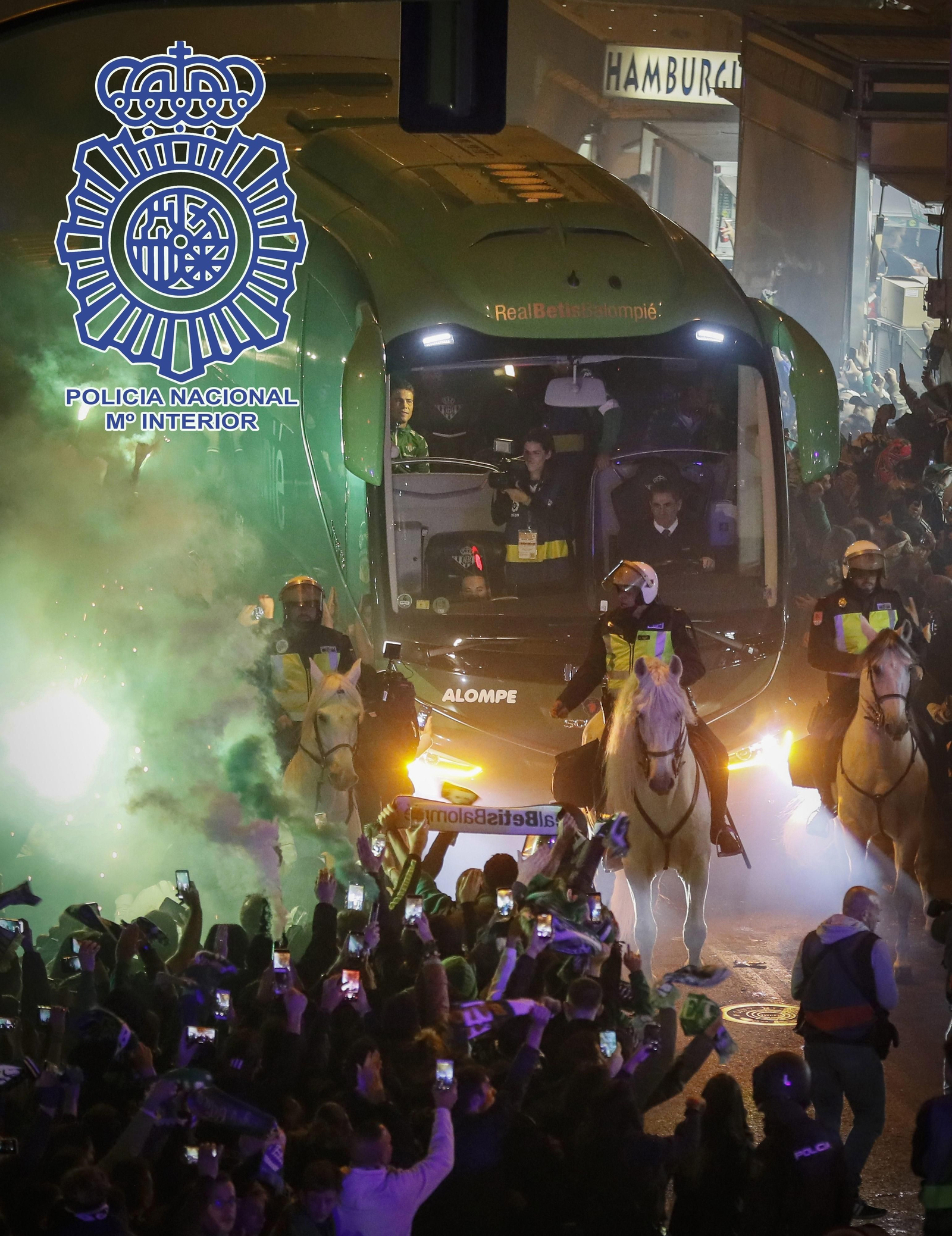 Los caballos de la Policía Nacional escoltan el autobús del Betis en un partido de alto riesgo.